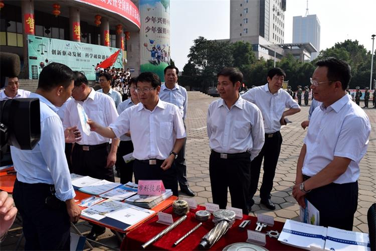 【利通參與】漯河市舉行2017年青少年科技創(chuàng)新市長獎頒獎暨全國科普日活動啟動儀式